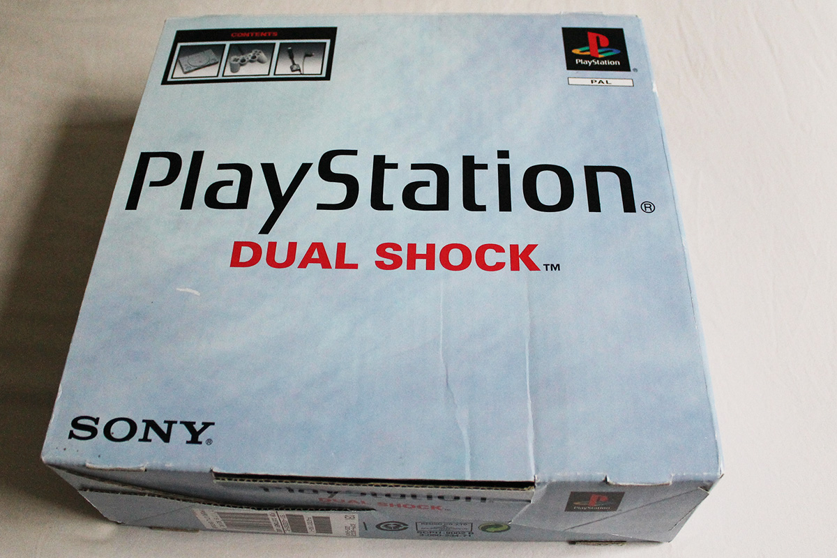 Коробок ps. Коробка от Sony PLAYSTATION 1. Sony PLAYSTATION 1 fat коробка. Сони ПС 1 коробка. Ps1 упаковка.